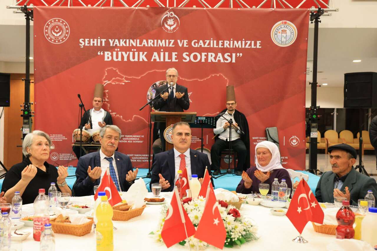 Muğla Valisi Dr. İdris Akbıyık Şehit Yakınları ve Gazilerle İftarda Bir Araya Geldi. 3